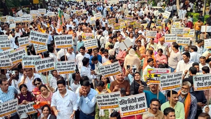 आप पार्षद विजय कुमार के खिलाफ भाजपा का प्रदर्शन