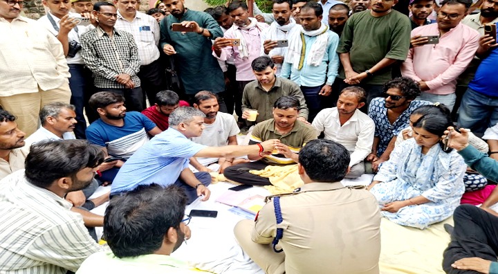 टीजीटी-पीजीटी अभ्यर्थियों का अनशन खत्म, डीएम ने पिलाया जूस
