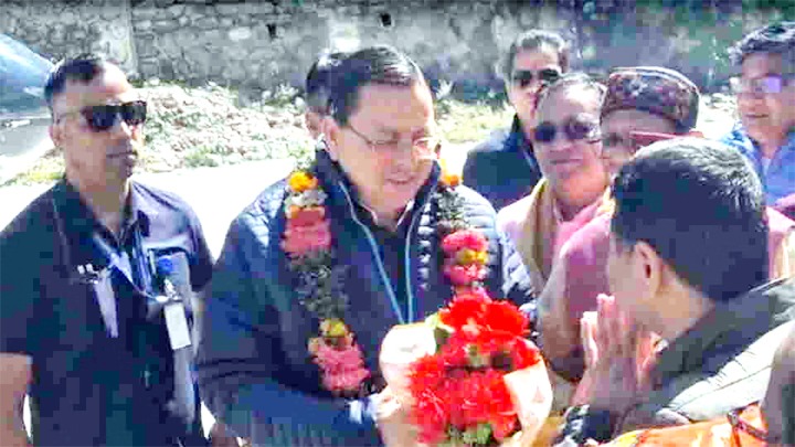 बदरीनाथ पहुंचे सीएम धामी, बदरी विशाल की पूजा अर्चना की