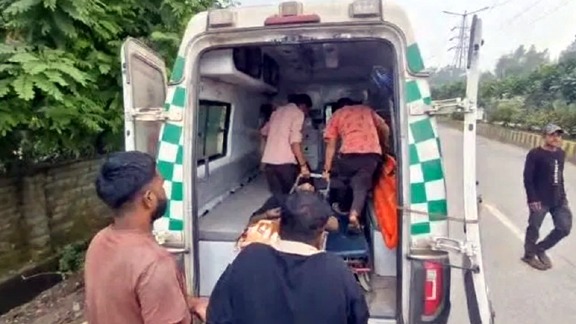रेलवे ट्रैक पर बैठे युवक के ऊपर से गुजरी मालगाड़ी, दोनों पैर कटे