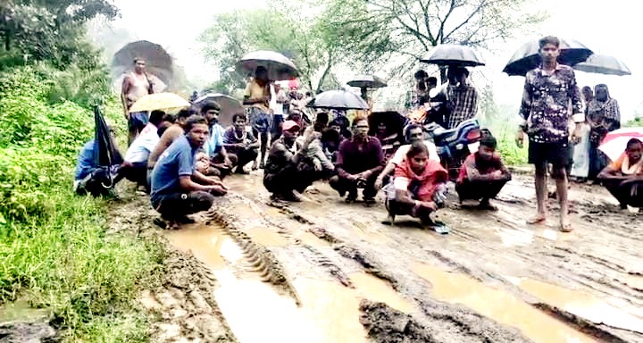 मिनीमाता बांगो बांध मार्ग की बदहाली पर बवाल