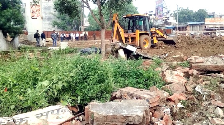 कब्रिस्तान पर चला बुलडोजर, अवैध रूप से बना था निर्माण