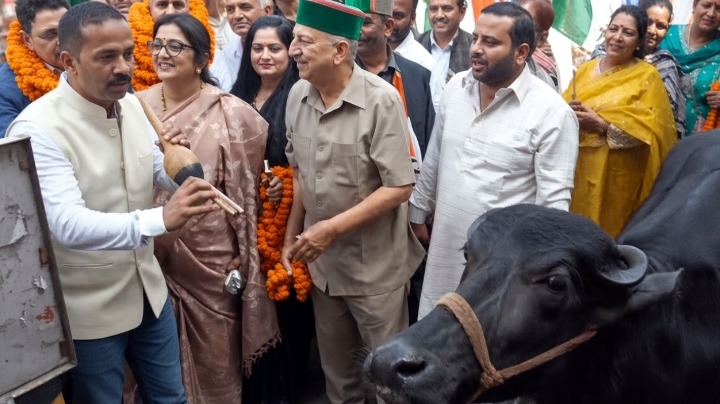 सोलन के मालरोड पर कांग्रेस का अनोखा विरोध