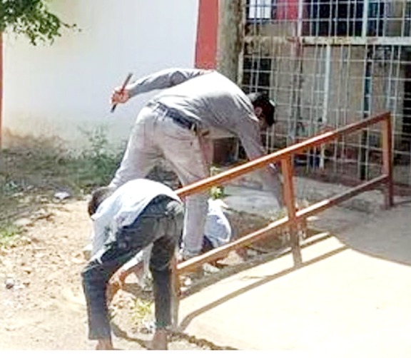 किताब-कलम की उम्र में हाथों में झाड़ू, सरकारी स्कूल की तस्वीरों से उठे सवाल