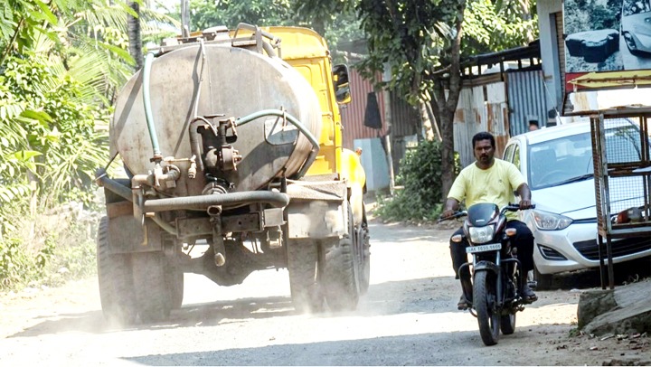 स्कूल के सामने टैंकर ने बच्चों को कुचला