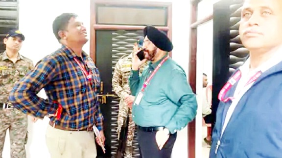 पहले थप्पड़ कांड से चर्चा, अब EOW की छापेमारी