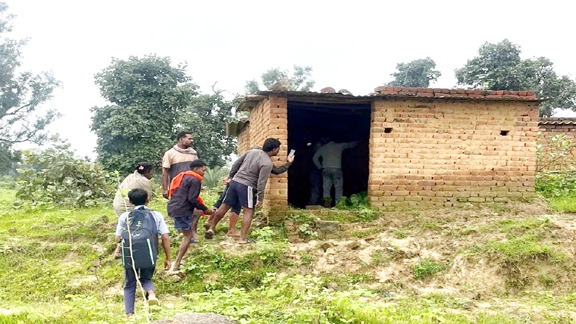 तीन दिन से घर से था लापता युवक, कमरे के अंदर मिला शव