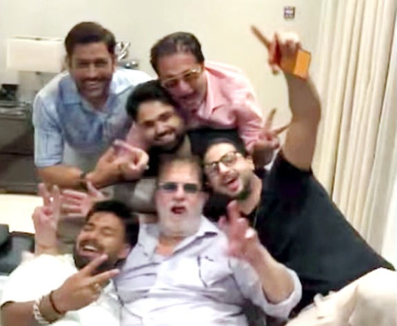 पंत के साथ पार्टी करते दिखे धोनी: वायरल वीडियो में माही ने किया हुक्का का जिक्र?