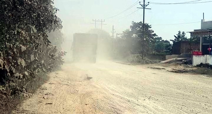 जर्जर सड़क और उड़ती धूल के विरोध में सड़क पर उतरे ग्रामीण