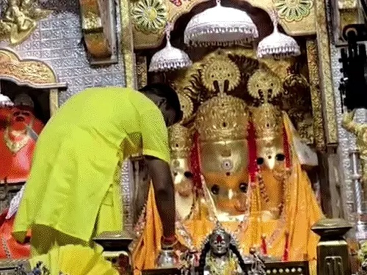 दो करोड़ की चांदी से सजा बिजासन मंदिर का गर्भगृह