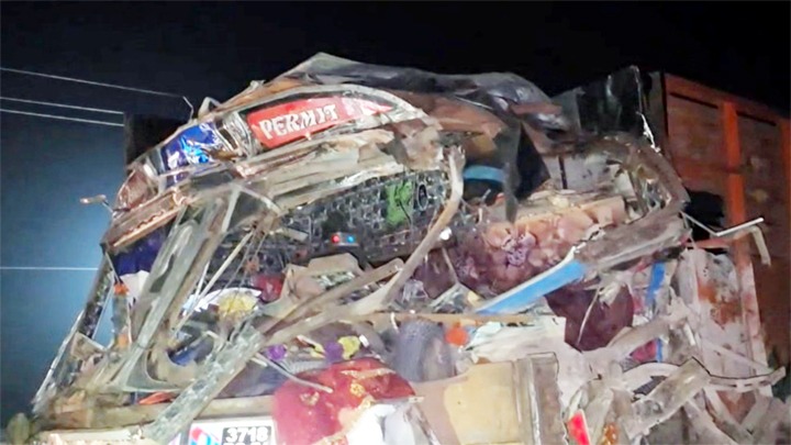 शीतला माता मंदिर में बेकाबू ट्रक का तांडव