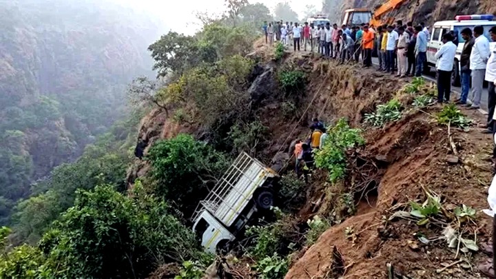 नांदेड़ में मंदिर से लौट रहे तीर्थयात्रियों का टेंपो खाई में गिरा, तीन की मौत; तीन घायल