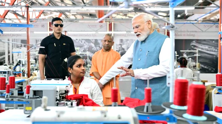 काशी को मिली कपड़े की नई फैक्टरी, इसकी ताकत हमारी माताएं और बहनें