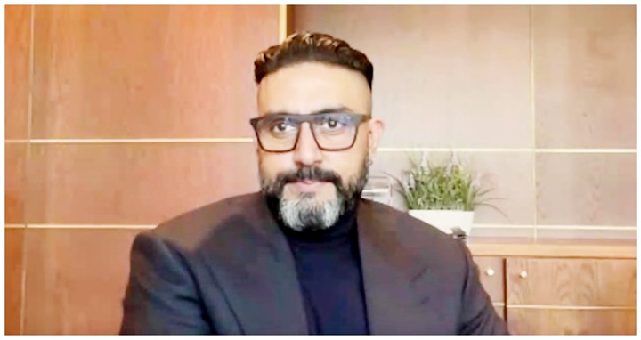 शाहरुख खान ने ली अभिषेक बच्चन के करियर की जिम्मेदारी