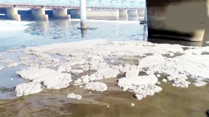 कालिंदी कुंज में यमुना नदी की सतह पर छाया जहरीला झाग