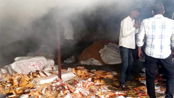 इछावर में नमकीन-मसाला फैक्ट्री में लगी आग
