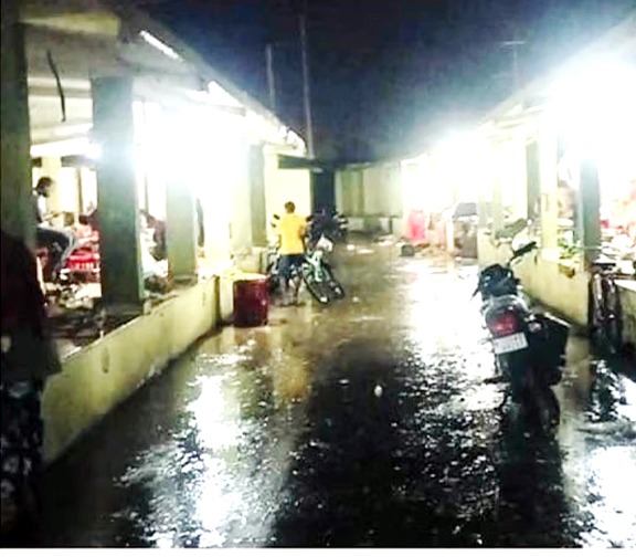 नगर निगम ने बिना मूलभूत सुविधाओं के ही शिफ्ट कर दिया भाठागांव हॉट बाजार