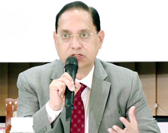 सेबी चेयरमैन ने निवेशकों के साथ हो रहे फर्जीवाड़े से किया आगाह